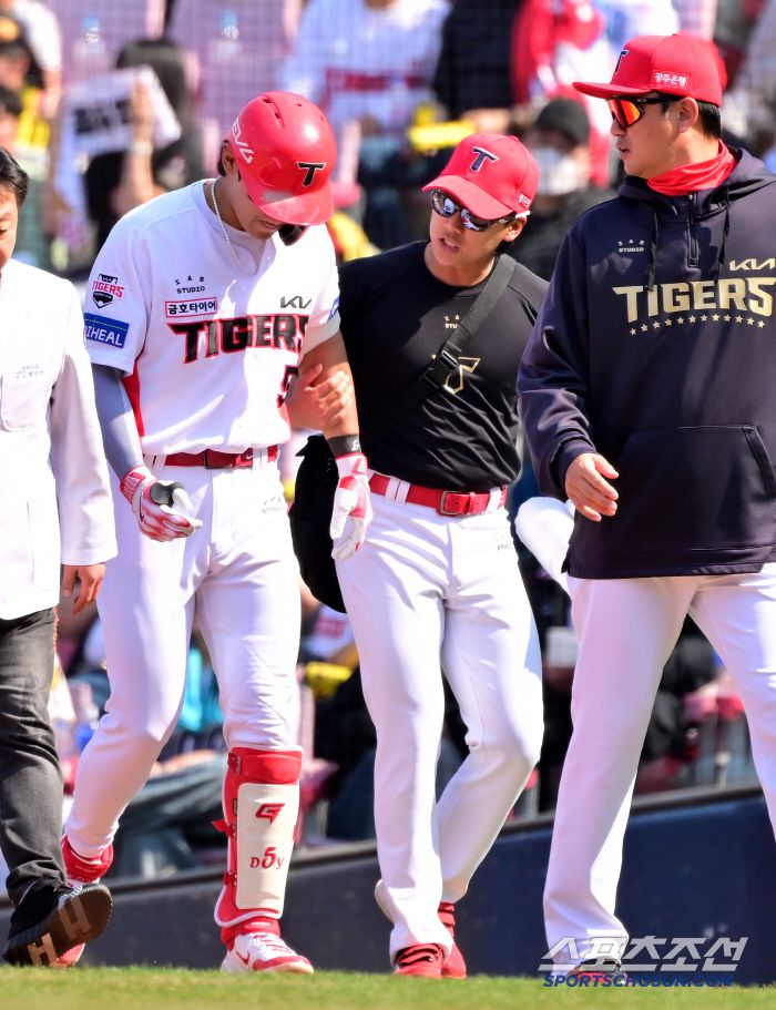 22일 광주KIA챔피언스필드에서 열린 NC와 KIA의 개막전, 3회말 KIA 김도영이 안타를 치고 1루에 나서다 다리통증을 호소하고 있다. 김도영은 윤도현과 교체됐다. 광주=허상욱 기자wook@sportschosun.com/2025.03.22/