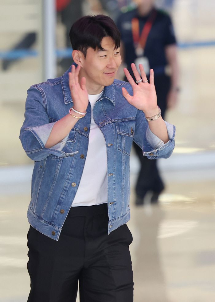 손인사하는 손흥민      (영종도=연합뉴스) 김성민 기자 = 유럽축구연맹(UEFA) 유로파리그(UEL) 정상에 오르며 생애 첫 트로피를 들어 올린 손흥민이 27일 인천국제공항 제2터미널을 통해 입국하며 인사하고 있다. 2025.5.27