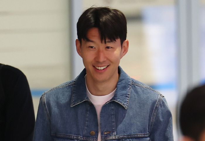 환한 미소 보이는 손흥민      (영종도=연합뉴스) 김성민 기자 = 유럽축구연맹(UEFA) 유로파리그(UEL) 정상에 오르며 생애 첫 트로피를 들어 올린 손흥민이 27일 인천국제공항 제2터미널을 통해 입국하며 미소를 보이고 있다. 2025.5.27