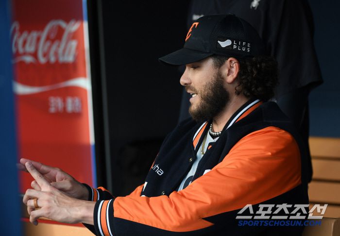 아쉬움도 잠시 경기를 마친 폰세는 더그아웃에 앉아 이날 피칭을 복기했다.