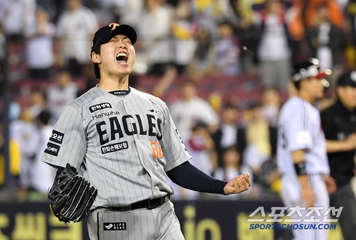 11회 2사 만루 위기를 막아낸 조동욱은 하늘을 향해 포효했다.