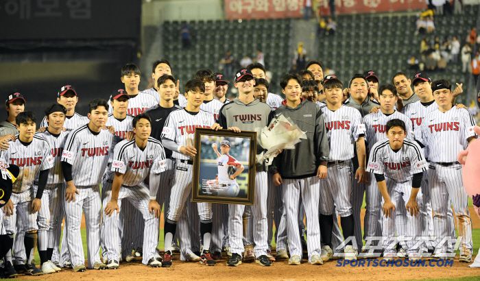 28일 잠실구장에서 열린 LG 트윈스와 한화 이글스의 경기 종료 후 대체 외국인 선수 고엔 윈 고별식이 열렸다. 코엔 윈이 선수들과 기념촬영을 하고 있다. 잠실=박재만 기자 pjm@sportschosun.com/2025.05.28/