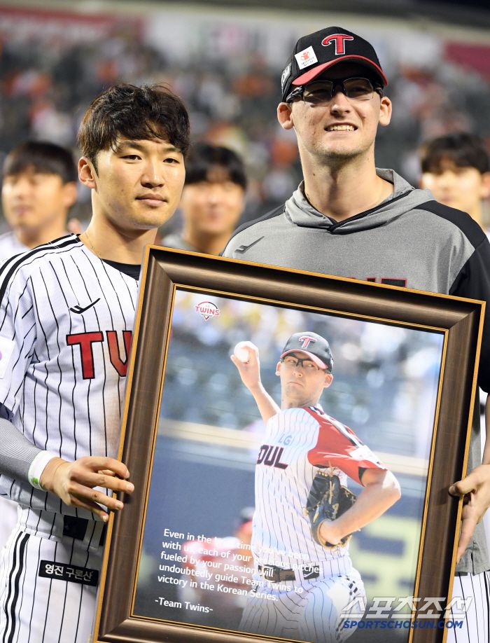 28일 잠실구장에서 열린 LG 트윈스와 한화 이글스의 경기 종료 후 대체 외국인 선수 고엔 윈 고별식이 열렸다. 임찬규와 코엔 윈이 기념촬영을 하고 있다. 잠실=박재만 기자 pjm@sportschosun.com/2025.05.28/