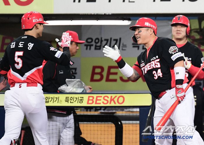 24일 대구 삼성라이온즈파크에서 열린 KBO리그 삼성과 KIA의 경기. 7회 KIA 김도영이 삼성 김태훈을 상대로 솔로홈런을 날렸다. 최형우와 하이파이브 나누는 김도영. 대구=송정헌 기자songs@sportschosun.com/2025.05.24/