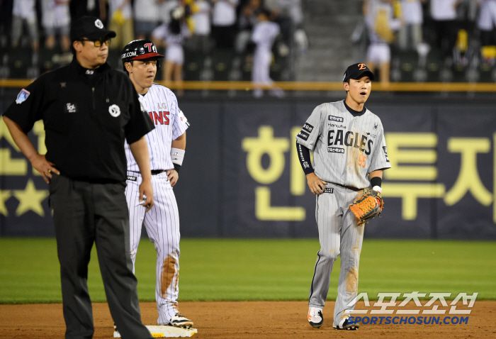 28일 잠실구장에서 열린 LG 트윈스와 한화 이글스의 경기. 7회말 무사 1,2루 LG 구본혁 타석 때 아쉬운 중계 플레이로 아웃카운트를 올리지 못한 한화 황영묵. 잠실=박재만 기자 pjm@sportschosun.com/2025.05.28/