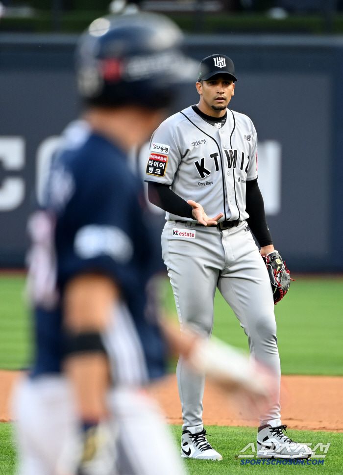 28일 수원KT위즈파크에서 열린 두산과 KT의 경기, 1회초 무사 1,3루 KT 쿠에바스가 두산 양의지 타석때 보크를 범해 실점한 후 심판에게 어필하고 있다. 수원=허상욱 기자wook@sportschosun.com/2025.05.28/