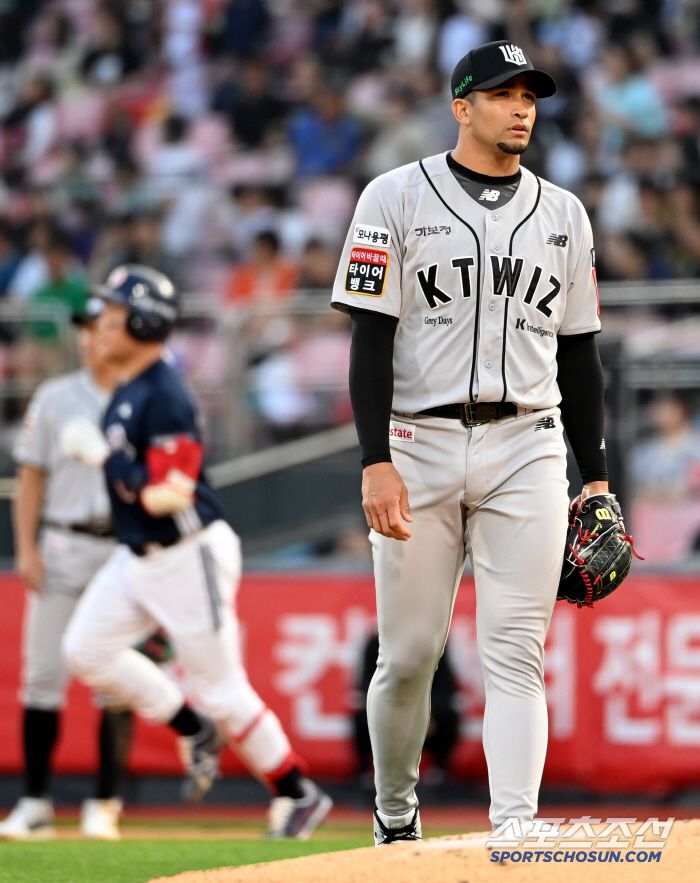 28일 수원KT위즈파크에서 열린 두산과 KT의 경기, 3회초 KT 쿠에바스가 두산 양의지에 솔로홈런을 내준 뒤 아쉬워하고 있다. 수원=허상욱 기자wook@sportschosun.com/2025.05.28/