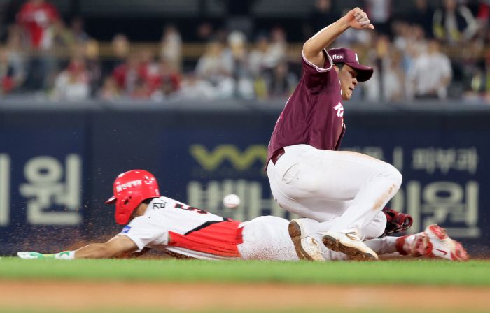 27일 광주기아챔피언스필드에서 열린 프로야구 키움 히어로즈와 KIA 타이거즈의 경기. KIA 김도영이 5회말 2사에서 2루도루에 성공하고 있다. 오른쪽 허벅지에 이상을 느낀 김도영은 대주자로 교체됐다. 연합뉴스