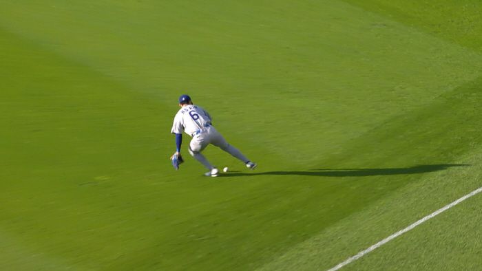 김혜성이 지난 27일(한국시각) 클리블랜드전에서  2-1로 앞선 4회말 1사후 카일 만자르도의 강습 타구를 잡지 못하고 뒤로 빠트린 뒤 쫓아가 다시 잡고 있다. 사진=MLB.TV 캡처