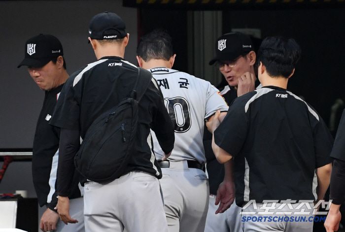 29일 수원KT위즈파크에서 열린 KBO리그 KT 위즈와 두산 베어스의 경기. 3회말 2사 1,2루 KT 로하스 적시타 때 득점한 황재균이 다리 통증을 호소하고 있다. 수원=박재만 기자 pjm@sportschosun.com/2025.05.29/