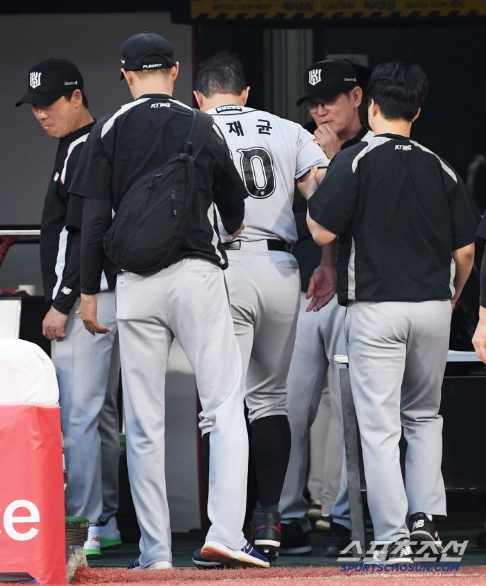 29일 수원KT위즈파크에서 열린 KBO리그 KT 위즈와 두산 베어스의 경기. 3회말 2사 1,2루 KT 로하스 적시타 때 득점한 황재균이 다리 통증을 호소하고 있다. 수원=박재만 기자 pjm@sportschosun.com/2025.05.29/