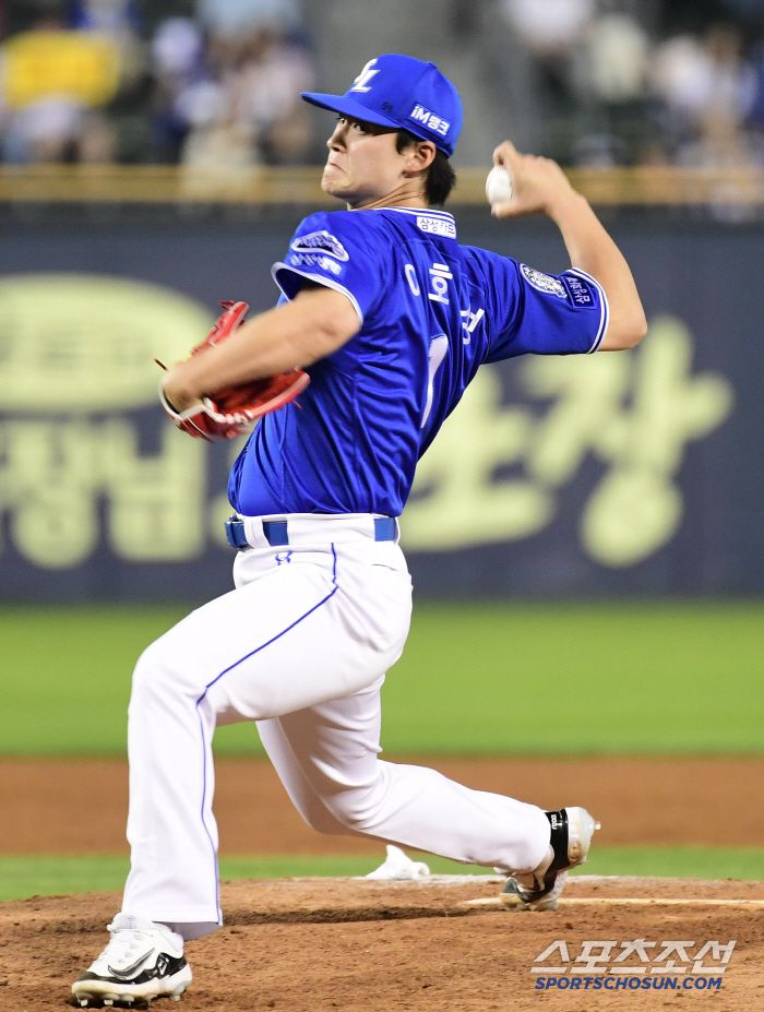 9회 투구하는 삼성 이호성.