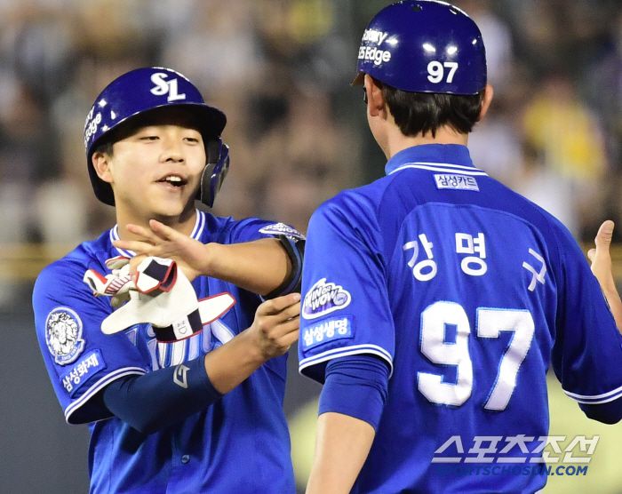 8회 2사 만루. 2타점 적시타 날린 삼성 양도근.