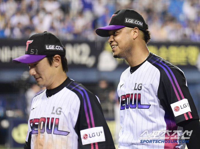 45일 만에 복귀. 6회 투구를 마치고 미소 짓는 LG 선발 에르난데스.