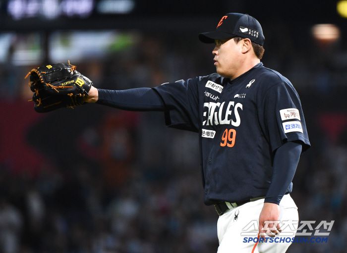 30일 창원 NC파크에서 열린 한화-NC전. 6회 하주석의 호수비에 류현진이 기뻐하고 있다. 창원=정재근 기자 cjg@sportschosun.com/2025.5.30/