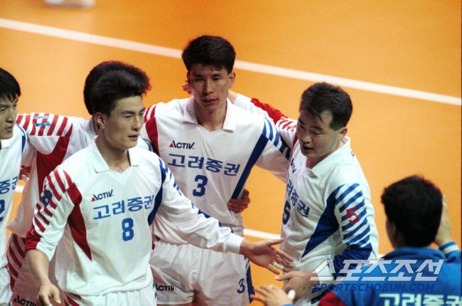 1993년 대통령배 대회 고려증권 선수들. 장윤창(3번)이 정의탁(왼쪽), 박삼용(8번), 이경석(오른쪽)과 함께 스스로를 다잡고 있다. 스포츠조선DB