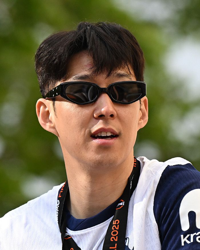 [스포츠조선 강우진 기자]현지에서 손흥민을 팀에 붙잡아야 둬야 한다는 여론이 형성되고 있다.  토트넘 소식을 주로 전하는 더보이 홋스퍼는 31일(한국시각) "손흥민의 미래를 둘러싼 소문에도 불구하고, 토트넘이 그를 반드시 붙잡아야 한다는 주장이 제기됐다"라고 전했다. 사진=토트넘 SNS