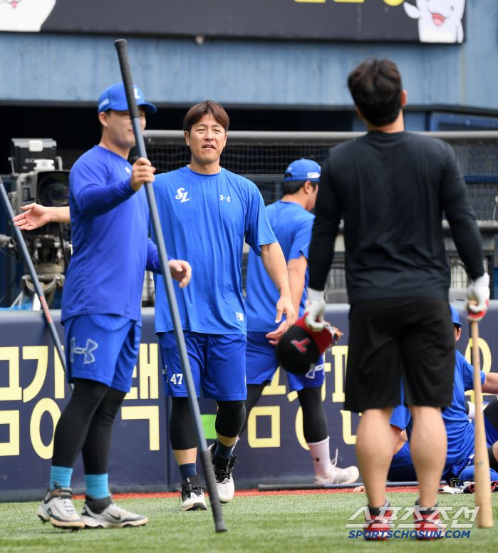 선배 강민호 부름에 달려가는 후배 박동원.
