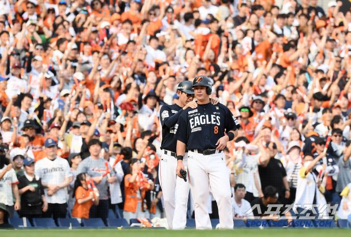 31일 창원 NC파크에서 열린 한화-NC전. 있다. 9회초 무사 만루 채은성의 적시타 때 3루까지 진루한 1루 주자 노시환이 환영받고 있다. 창원=정재근 기자 cjg@sportschosun.com/2025.5.31/