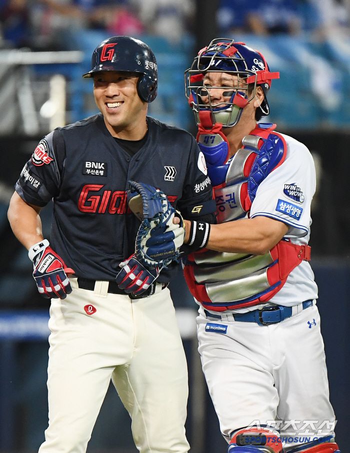 29일 대구 라이온즈파크에서 열린 롯데-삼성전. 5회초 2사 전준우가 최원태의 공에 맞으며 벤치 클리어링이 발발했다. 강민호가 전준우를 말리고 있다. 대구=정재근 기자 cjg@sportschosun.com/2025.5.29/