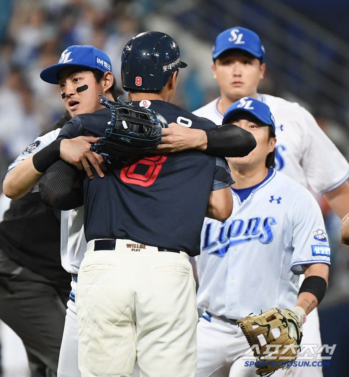 구자욱이 빠르게 막아서지 않았다면 큰 일이 벌어질 뻔했다.