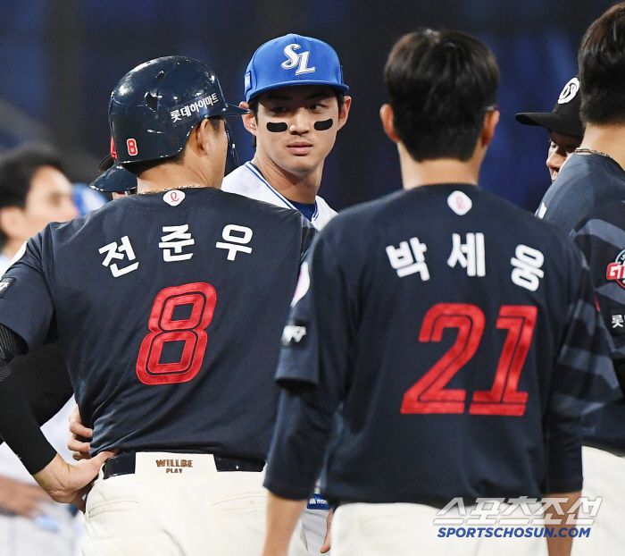 29일 대구 라이온즈파크에서 열린 롯데-삼성전. 5회초 2사 전준우가 최원태의 공에 맞았다. 첫 번째 벤치클리어링 발발 후 1루에 나가던 전준우와 최원태가 또다시 충돌했다. 2차 벤치클리어링 때 선발투수 박세웅도 그라운드로 뛰어나가 전준우 옆에 서 있다. 대구=정재근 기자 cjg@sportschosun.com/2025.5.29/