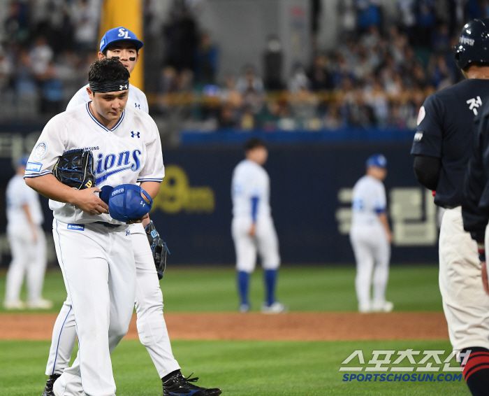 비로소 전준우를 향해 고개 숙여 사과했다.
