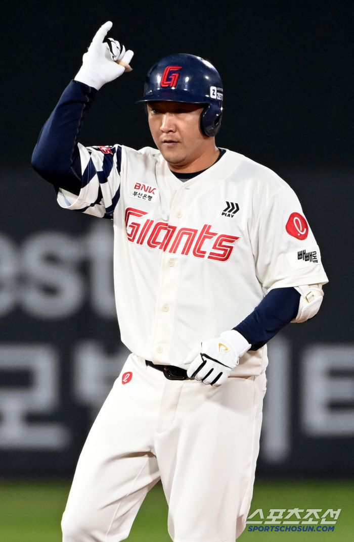 10일 부산 사직야구장에서 열린 KIA와 롯데의 경기, 8회말 정훈이 2루타를 치고 기뻐하고 있다. 부산=허상욱 기자wook@sportschosun.com/2025.04.10/