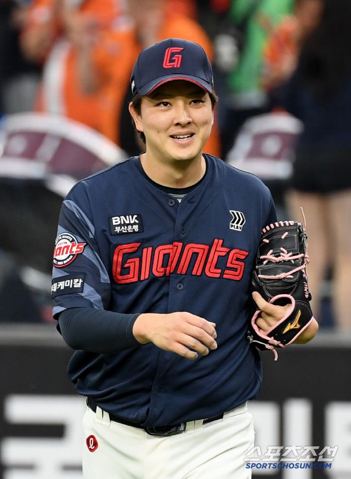 24일 대전 한화생명볼파크에서 열린 한화 이글스와 롯데 자이언츠의 경기. 롯데 김원중이 미소 짓고 있다. 대전=박재만 기자 pjm@sportschosun.com/2025.05.24/