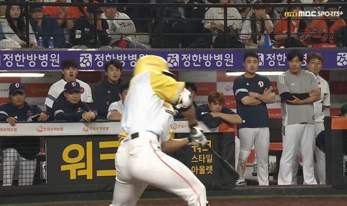 ◇최인호의 배트 끝이 돌아간걸로 보여지는 화면. 반대쪽 두산 선수들이 이 장면을 유심히 지켜보고 있다. 사진출처=중계 화면 캡처