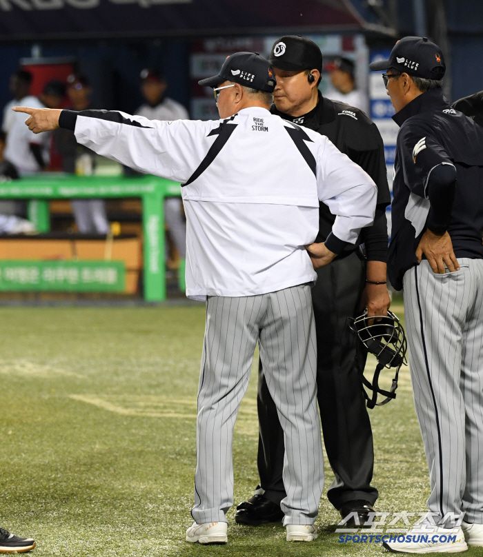 28일 잠실구장에서 열린 LG 트윈스와 한화 이글스의 경기. 김경문 감독이 최수원 구심에게 어필하고 있다. 잠실=박재만 기자 pjm@sportschosun.com/2025.05.28/