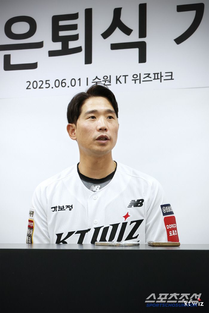 은퇴식 기자회견에 나선 박경수 KT 위즈 QC코치. 사진제공=KT 위즈