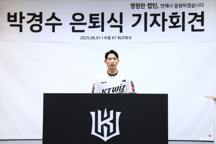 은퇴식 기자회견에 나선 박경수 KT 위즈 QC코치. 사진제공=KT 위즈