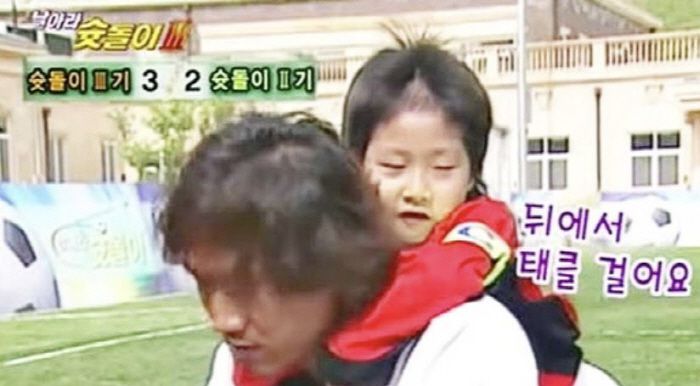 2007년 KBS 축구예능 '날아라 슛돌이' 당시 스승 고 유상철 감독에게 업혀 친구들의 백태클을 '고발'하는 여섯살 주장 이강인. 췌장암으로 세상을 떠난 고 유상철 감독은 일주일만 주어진다면 "강인이의 경기를 보고 싶다"고 했다. 이강인의 유럽챔피언스리그 우승을 누구보다 기뻐했을...,  캡처=KBS 날아라 슛돌이