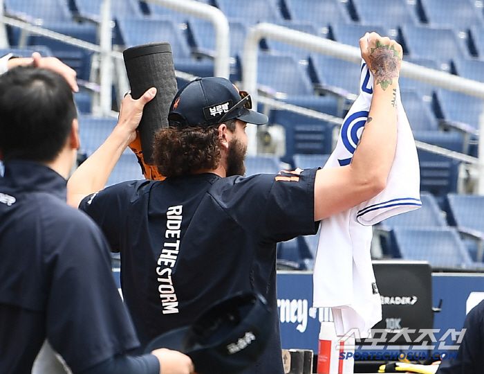 31일 창원 NC파크에서 열린 한화-NC전. 한화 폰세가 팬에게서 선물 받은 류현진의 이름이 적힌 토론토 유니폼을 자랑하고 있다. 창원=정재근 기자 cjg@sportschosun.com/2025.5.31/