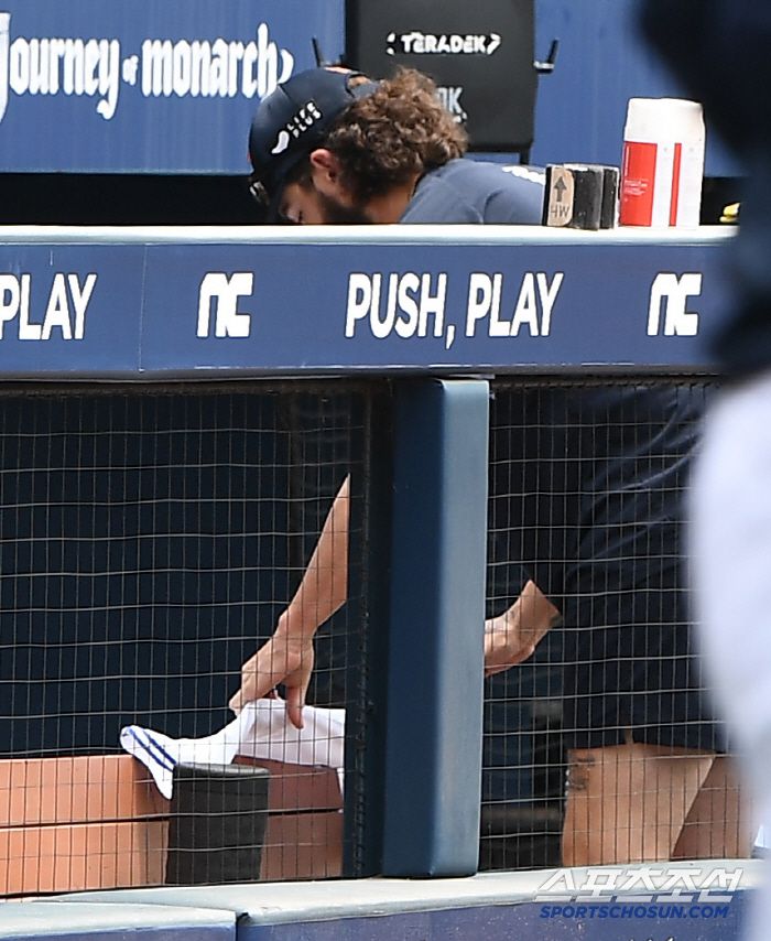 31일 창원 NC파크에서 열린 한화-NC전. 한화 폰세가 팬에게서 선물 받은 류현진의 이름이 적힌 토론토 유니폼을 벤치에 걸어놓고 있다. 창원=정재근 기자 cjg@sportschosun.com/2025.5.31/