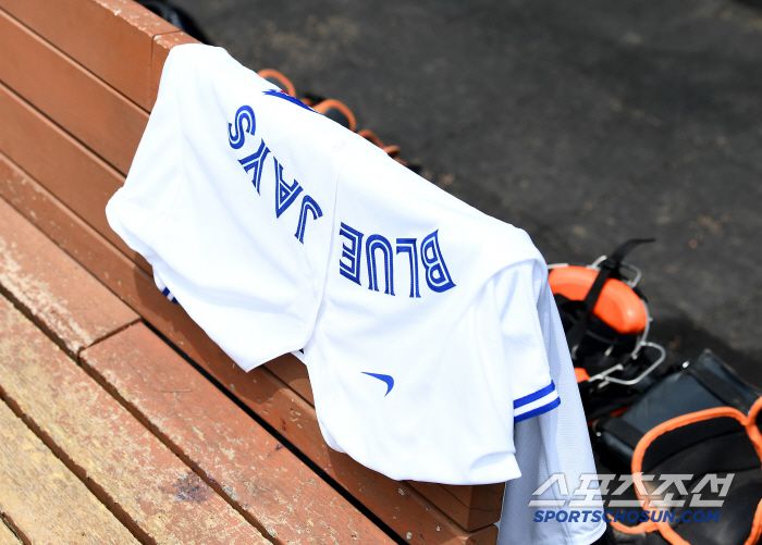 31일 창원 NC파크에서 열린 한화-NC전. 한화 폰세가 팬에게서 선물 받은 류현진의 이름이 적힌 토론토 유니폼을 벤치에 걸어놨다. 창원=정재근 기자 cjg@sportschosun.com/2025.5.31/