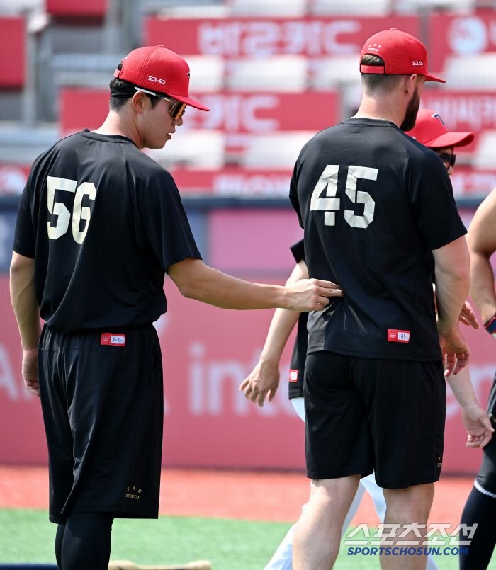 1일 수원KT위즈파크에서 열린 KIA와 KT의 경기, KIA 위즈덤이 복귀해 오선우와 함께 워밍업을 하고 있다. 수원=허상욱 기자wook@sportschosun.com/2025.06.01/