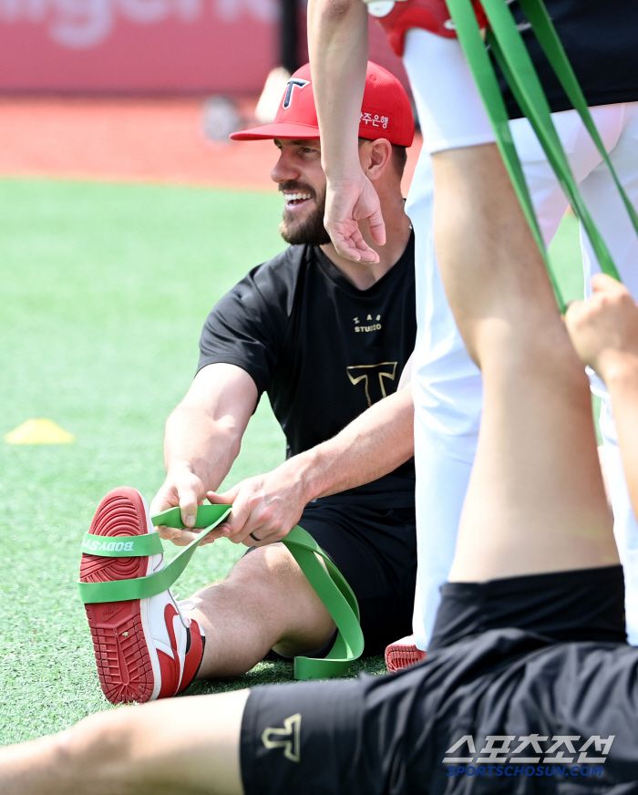 1일 수원KT위즈파크에서 열린 KIA와 KT의 경기, KIA 위즈덤이 복귀해 워밍업을 하고 있다. 수원=허상욱 기자wook@sportschosun.com/2025.06.01/