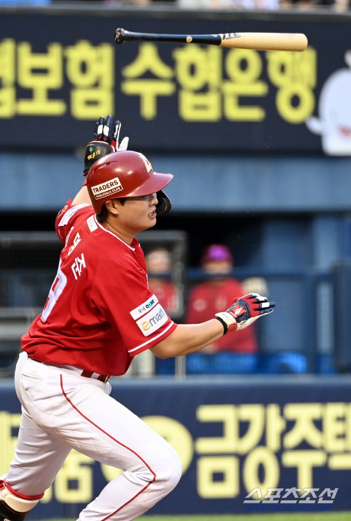 SSG 고명준이 2타점 3루타를 치고 있다. 잠실=허상욱 기자wook@sportschosun.com/2025.05.20/