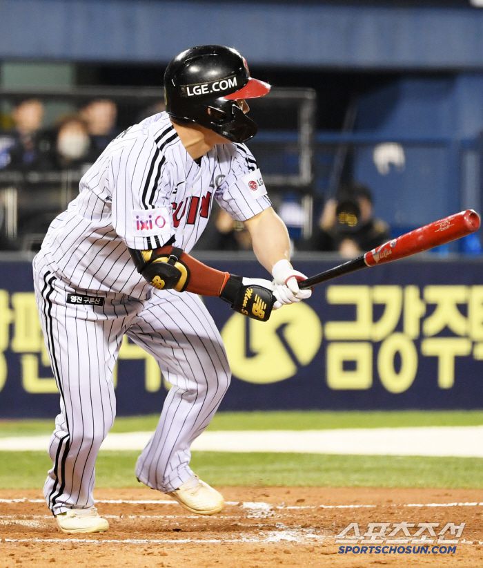 15일 잠실구장에서 열린 LG 트윈스와 삼성 라이온즈의 경기. 8회말 1사 2,3루 LG 문성주가 적시타를 날리고 있다. 잠실=박재만 기자 pjm@sportschosun.com/2025.04.15/