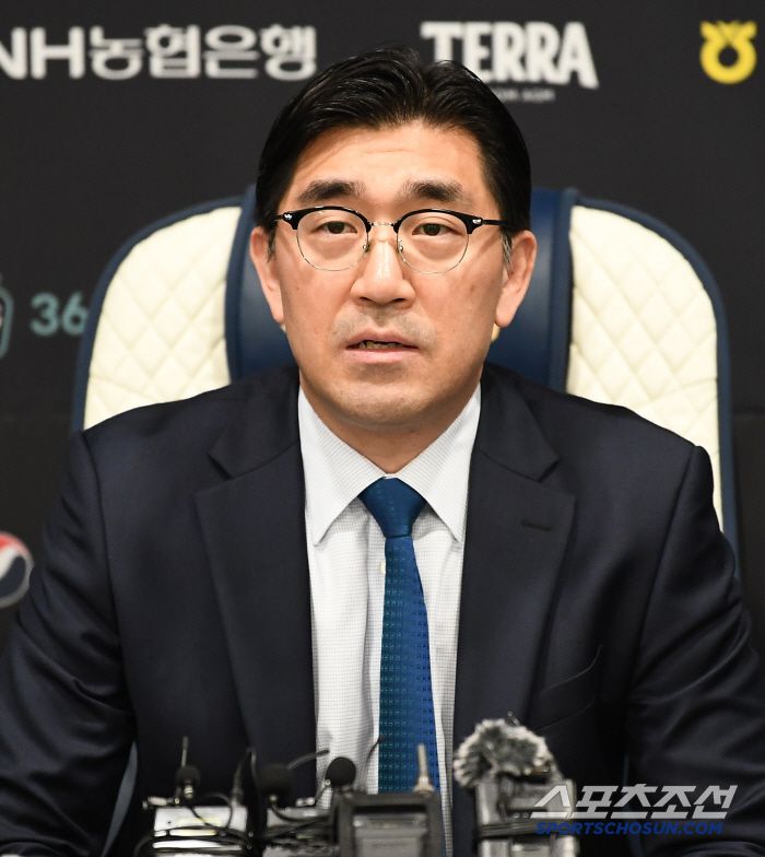 NC 다이노스 이진만 대표이사가 30일 창원 NC파크에서 재개장 관련 구단 입장 및 향후 대처에 대해 공식 브리핑을 진행하고 있다. 창원=정재근 기자 cjg@sportschosun.com/2025.5.30/