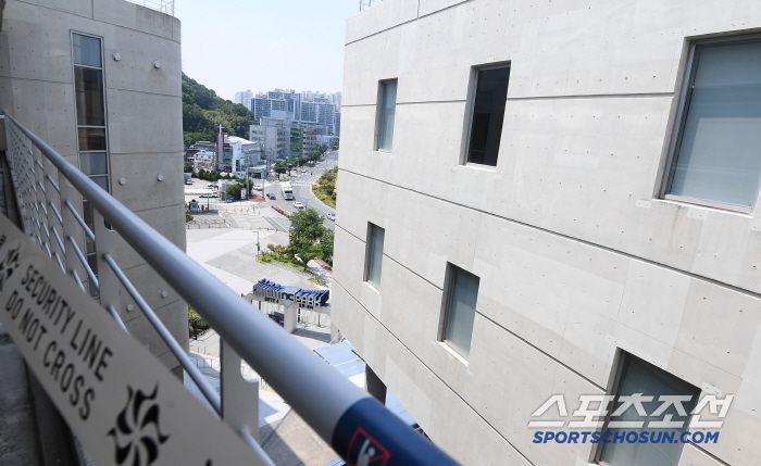 관중 사망 사고로 폐쇄됐던 창원 NC파크가 30일 다시 개장한다. 경기장 외벽의 루버가 철거된 모습. 창원=정재근 기자 cjg@sportschosun.com/2025.5.30/