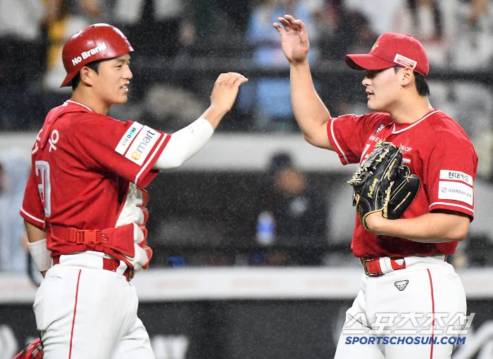 17일 대전 한화생명볼파크에서 열린 SSG-한화의 더블헤더 2차전. SSG가 5대2로 승리했다. 마무리 조병현과 조형우 포수가 하이파이브하고 있다. 대전=정재근 기자 cjg@sportschosun.com/2025..5.17/