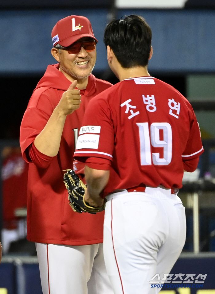 20일 잠실야구장에서 열린 SSG와 두산의 경기, SSG가 5대3으로 승리했다. 승리의 기쁨을 나누는 이숭용 감독과 조병현의 모습. 잠실=허상욱 기자wook@sportschosun.com/2025.05.20/