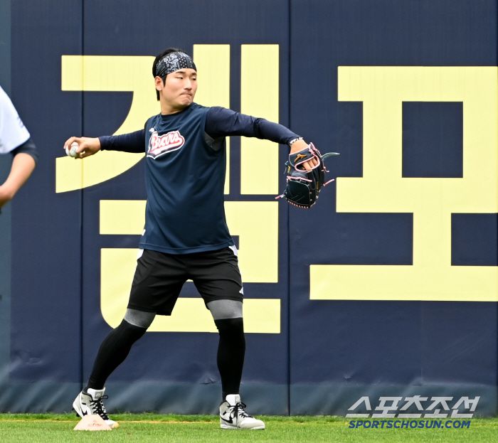 19일 잠실야구장에서 열린 두산과 KIA의 경기, 두산 곽빈이 훈련을 하고 있다. 잠실=허상욱 기자wook@sportschosun.com/2025.04.19/