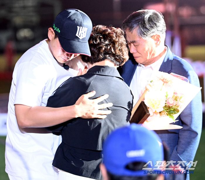 1일 수원KT위즈파크에서 열린 KIA와 KT의 경기, 경기 후 진행된 박경수의 은퇴식에서 박경수가 부모님의 축하를 받고 있다. 수원=허상욱 기자wook@sportschosun.com/2025.06.01/