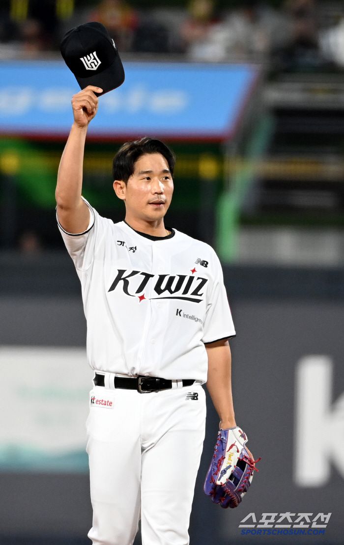 1일 수원KT위즈파크에서 열린 KIA와 KT의 경기, 9회초 1사 1루 KT 박경수가 2루수로 교체투입되고 있다. 수원=허상욱 기자wook@sportschosun.com/2025.06.01/