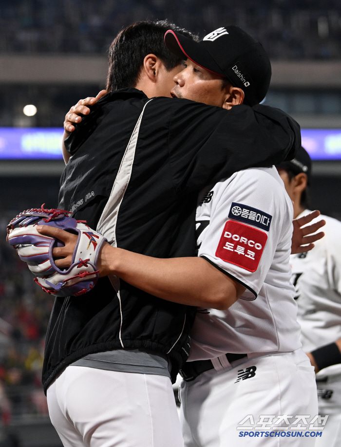 1일 수원KT위즈파크에서 열린 KIA와 KT의 경기, 9회초 현역 마지막 수비를 끝낸 KT 박경수가 우규민의 환영을 받고 있다. 수원=허상욱 기자wook@sportschosun.com/2025.06.01/