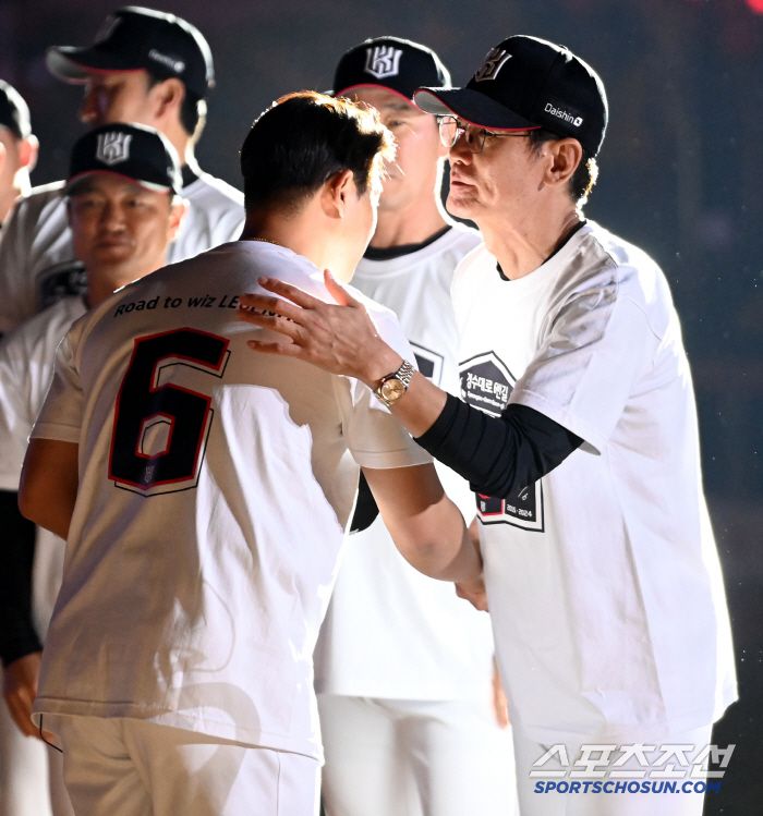 1일 수원KT위즈파크에서 열린 KIA와 KT의 경기, 경기 후 진행된 박경수의 은퇴식에서 박경수가 이강철 감독의 축하를 받고 있다. 수원=허상욱 기자wook@sportschosun.com/2025.06.01/